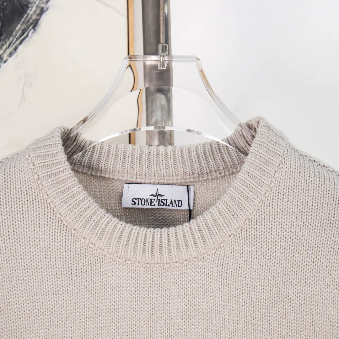 P440 zp version [exclusive supply] Stonelsland Stone Island arm embroidered logo sweater Fabric: 30% wool, 50% cotton, 20% spandex. Accessories: The arm embroidery logo is made of double-layer soft leather, with embroidery logo technology on the surface and embellishment with the brand logo. Comes with laser engraved metal buttons. Process: garment washing-fixing color-fixing pattern-removing wool impurities. This style is woven with a 7-needle imported machine, with knitted threads on the neck and hem, and embroidered logos on the arms to present the brand vision.  Accessories: Customized 1:1 washed trademark Accessories: Customized 1:1 embroidery label Accessories: Customized 1:1 lettering buttons Color: Black Gray Size: S M L XL Number: XS10936
